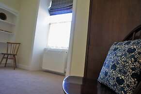 Fantastic 2 Bedroom, Spacious and Great Location!