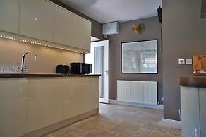 Fantastic 2 Bedroom, Spacious and Great Location!
