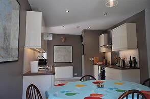 Fantastic 2 Bedroom, Spacious and Great Location!