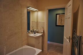 Fantastic 2 Bedroom, Spacious and Great Location!