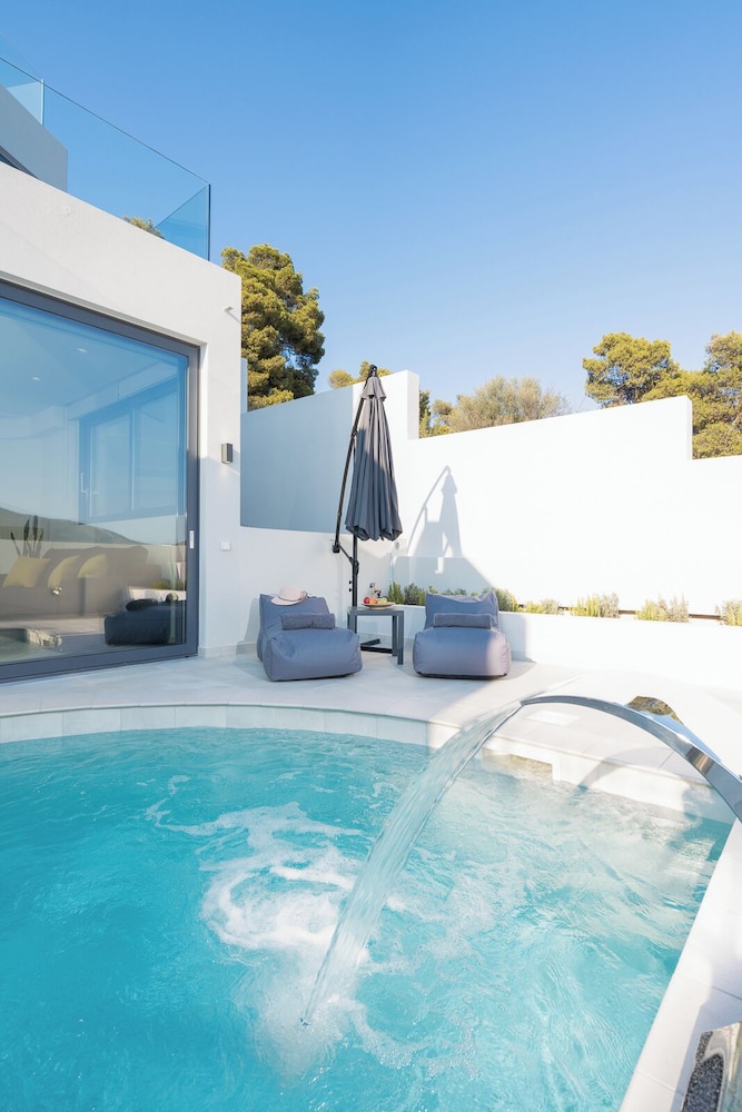 White Cliff Luxury Suites
