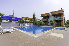 Flat w Shared Pool and Balcony 8 min to Beach