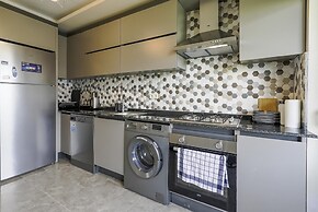 Flat w Shared Pool and Balcony 8 min to Beach