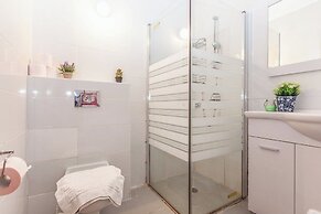 Ben Yehuda By theLight apartment