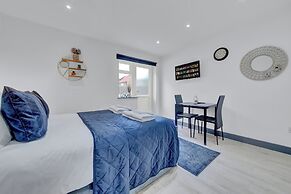 Lovely 1-bed Studio in Feltham