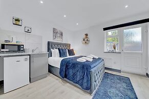 Lovely 1-bed Studio in Feltham