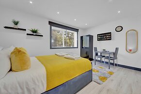 Inviting 1-bed House in Feltham