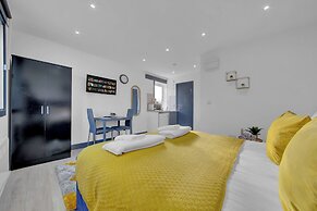 Inviting 1-bed House in Feltham