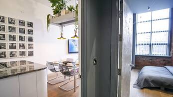 1-bed Loft Apartment - Free Parking, Central