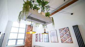 1-bed Loft Apartment - Free Parking, Central