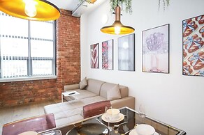 1-bed Loft Apartment - Free Parking, Central
