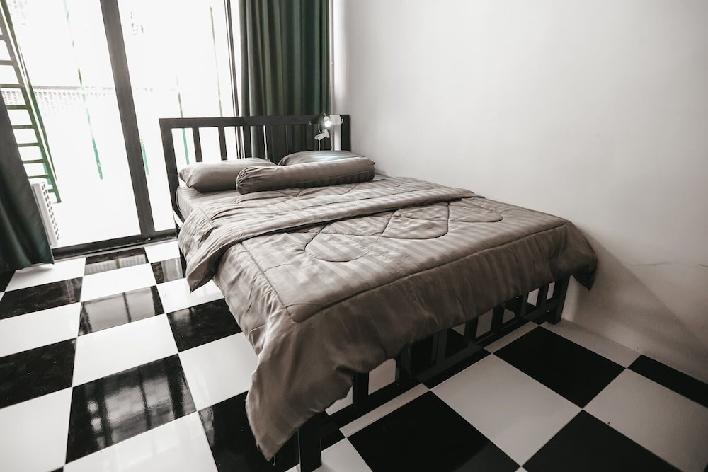 Noir Cafe And Hostel