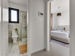 Sanders Triple - Nice 1-bdr Apt With Balcony