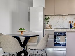 Sanders Triple - Nice 1-bdr Apt With Balcony