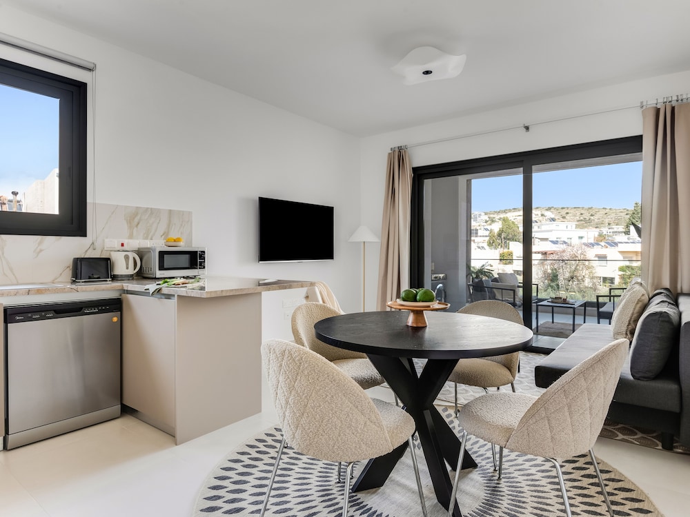 Sanders Triple - Nice 1-bdr Apt With Balcony
