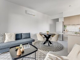 Sanders Triple - Nice 1-bdr Apt With Balcony