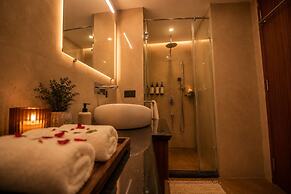 HUE GUH The Porto Candolim