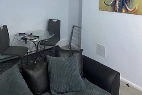 2 Bed - Sleeps 4 - With Parking