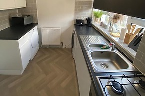 2 Bed - Sleeps 4 - With Parking