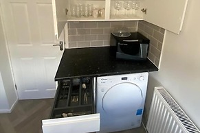 2 Bed - Sleeps 4 - With Parking