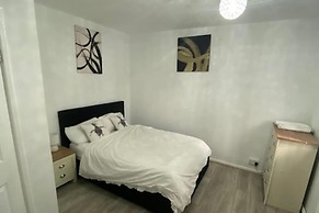 2 Bed - Sleeps 4 - With Parking