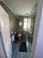 2 Bed - Sleeps 4 - With Parking