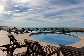 Luxury Beachfront Condo on Sandy Beach