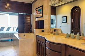 Luxury Beachfront Condo on Sandy Beach