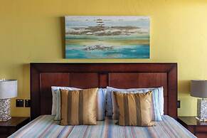Luxury Beachfront Condo on Sandy Beach