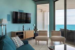 Luxury Beachfront Condo on Sandy Beach