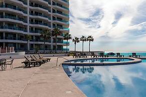 Luxury Beachfront Condo on Sandy Beach