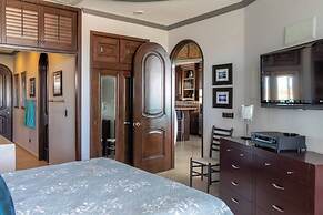 Luxury Beachfront Condo on Sandy Beach