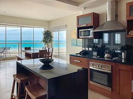 Quiet Beachfront Condo With Pools Private Beach