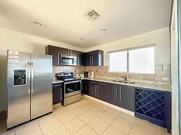 Cozy Condo With Beach Pool Access