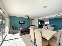 Cozy Condo With Beach Pool Access