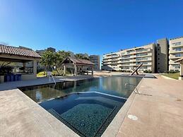 Cozy Condo With Beach Pool Access