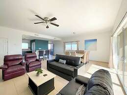 Cozy Condo With Beach Pool Access