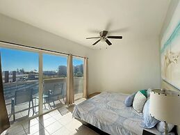 Cozy Condo With Beach Pool Access