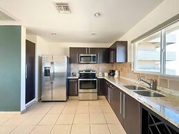 Cozy Condo With Beach Pool Access
