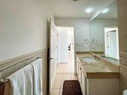 Cozy Condo With Beach Pool Access