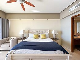 Renovated Beachfront Condo With Private Beach