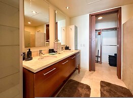 Renovated Beachfront Condo With Private Beach