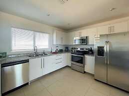 Modern Ocean View Condo With Pools Gym