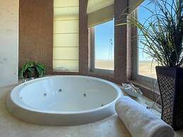 Stylish Condo With Serene Beach Infinity Pool