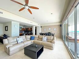 Stylish Condo With Serene Beach Infinity Pool