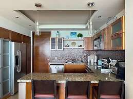 Stylish Condo With Serene Beach Infinity Pool