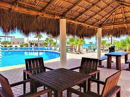 Stylish Condo With Serene Beach Infinity Pool