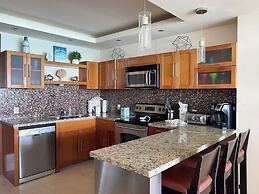 Stylish Condo With Serene Beach Infinity Pool