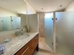 Stylish Condo With Serene Beach Infinity Pool