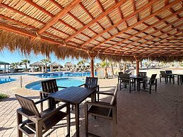Stylish Condo With Serene Beach Infinity Pool